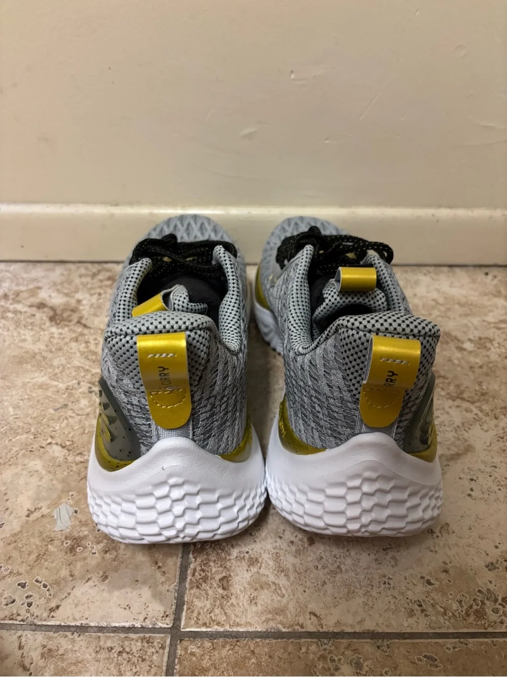 Under Armour Men's Curry Flow 10 Gray Athletic Shoes Size 15 3026274-101
